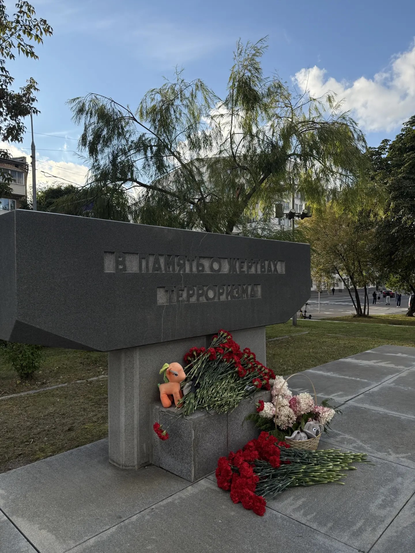 Постпредство Дагестана приняло участие в памятной акции у мемориала жертвам теракта на Дубровке